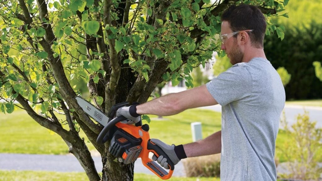 BLACK+DECKER 20V MAX Chainsaw